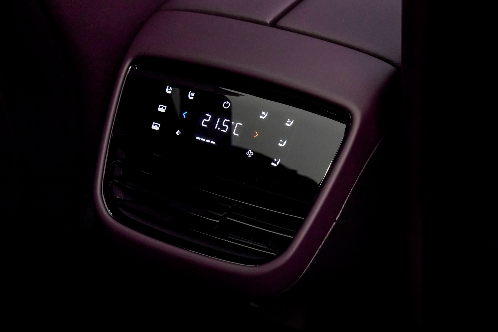 SMALL_Mazda_CX_6e_Germany int (22)